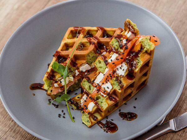 Шкаф - Шпинатная вафля с лососем и творожным сыром