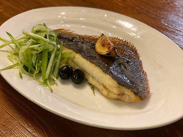 Таверна - Запечённая камбала с лимоном и зелёным салатом