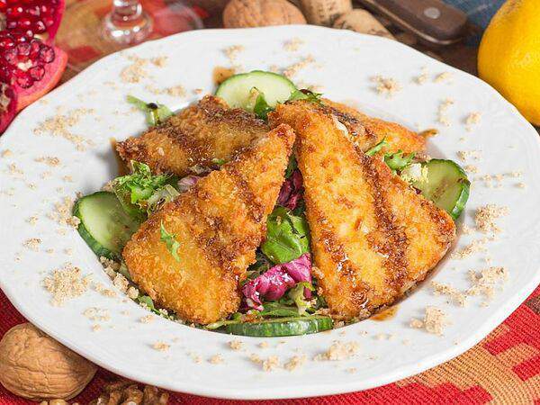 Мушмула - Салат с жареным сулугуни