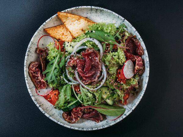 Прага - Салат с ростбифом, битыми огурцами и жареным сыром