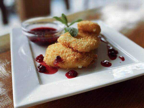 Арт кафе Bravo - Жареный сыр с брусничным соусом