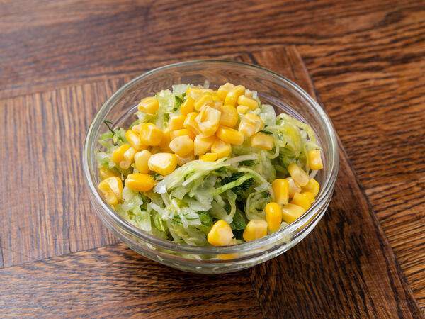 Щелкунчик - Салат из свежей капусты с огурцом и кукурузой