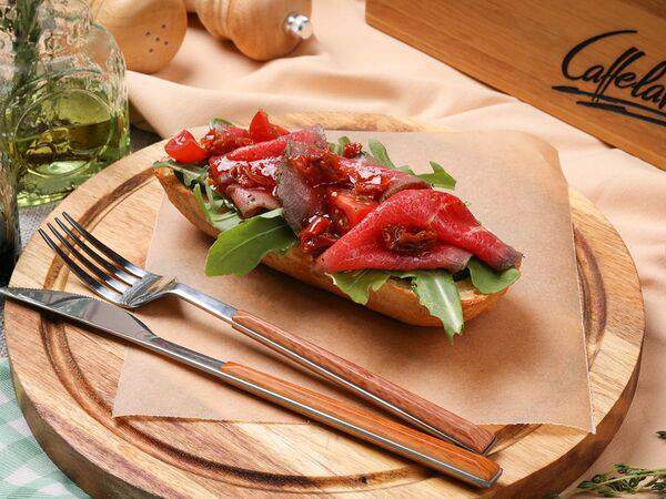 Caffe la vita - Брускетта с ростбифом, вялеными томатами и луковым конфитюром