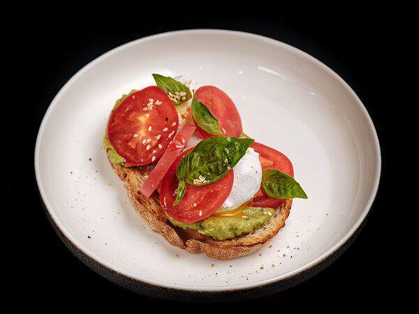 Мона - Тост с гуакамоле, томатами и яйцом пашот