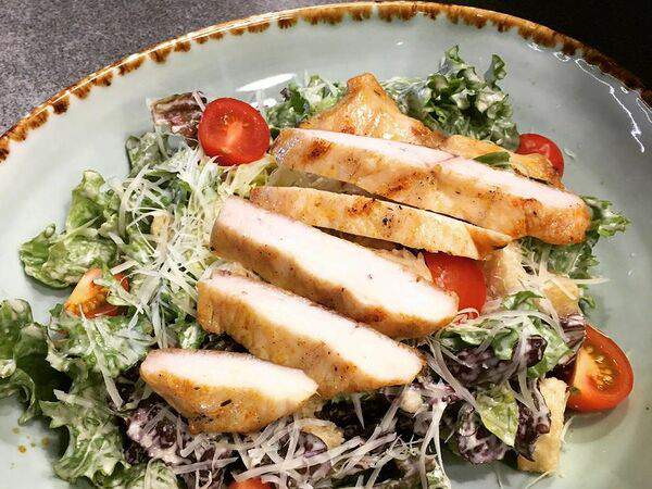 The Room Family Cafe - Салат Цезарь с курицей