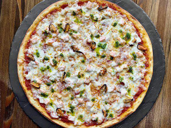 Крафт-кафе Вжарим - Пицца с лососем и морепродуктами