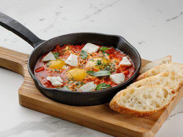 Гаврош - Яичница шакшука с багетом