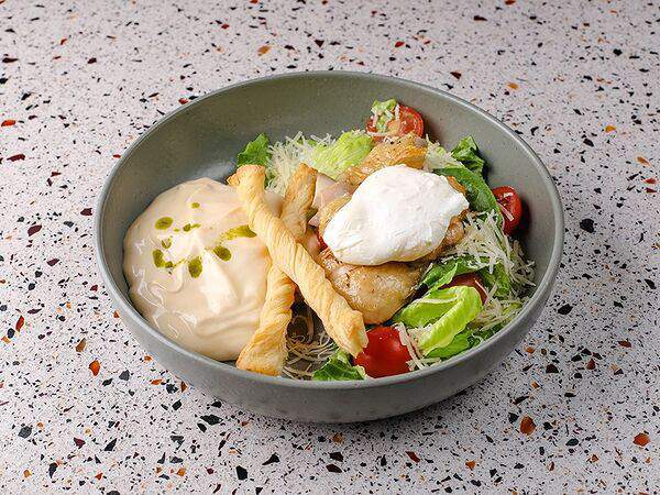 Matamata - Листья салата ромейн, цыпленок гриль и соус цезарь