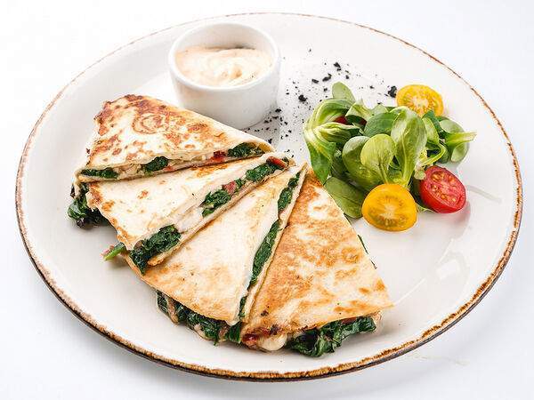 Udcкафе Upside Down Cake - Кесадилья со шпинатом и моцареллой