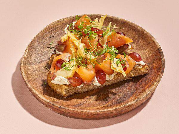 Мука & Вода - Брускетта с муссом из лосося, хурмой и артишоками