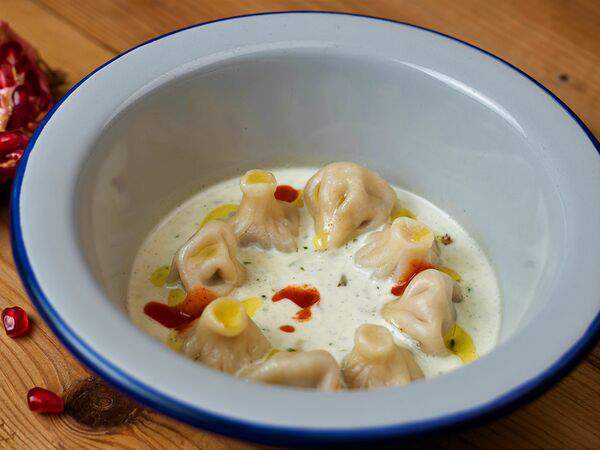 Ezo - Мини-хинклуки с бараниной в сливочном соусе из сыра горгонзола и песто из кинзы