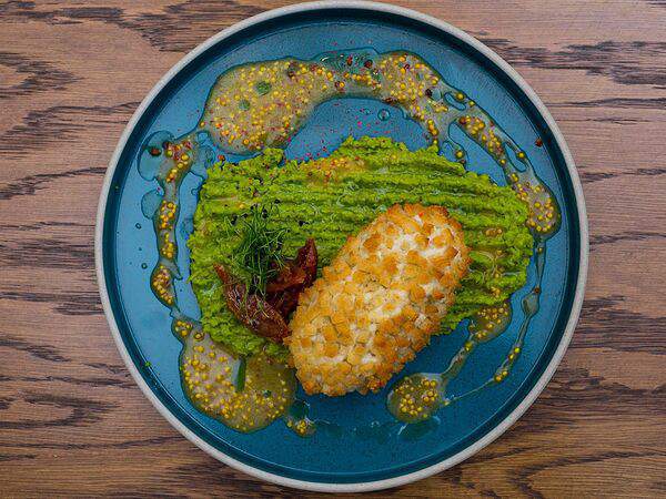 Столица деревень - Котлета по-Текутьевски из фермерской индейки на пюре из зеленого горошка с подвяленными томатами и топингом из маракуйя