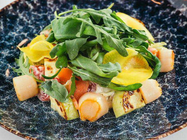 Azia House Intourist - Салат с семгой, гребешком и рукколой