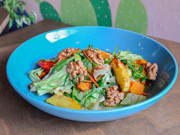 Каеф - Салат из овощей гриль с соусом из кокосового молока и грецких орешков