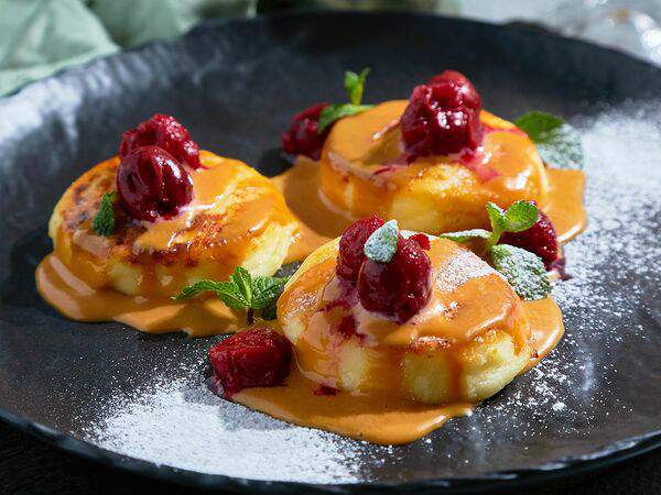 ChaCha - Сырники с ягодным соусом и карамельной сметаной