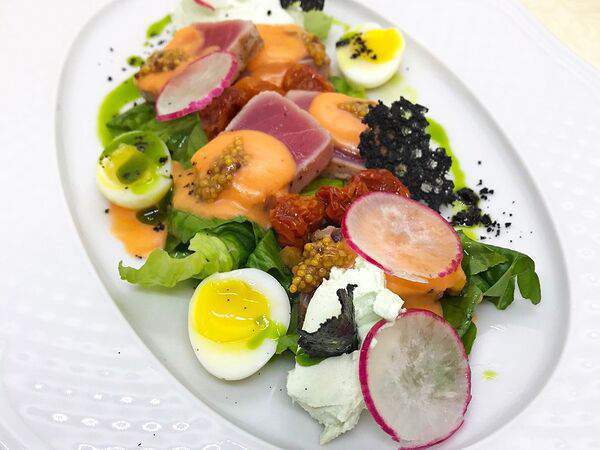 Васнецовъ - Салат из алого тунца медиум и листьев зелени