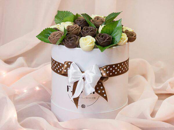 F.Lovers - Ассорти Классика из 27 роз в шляпной коробке