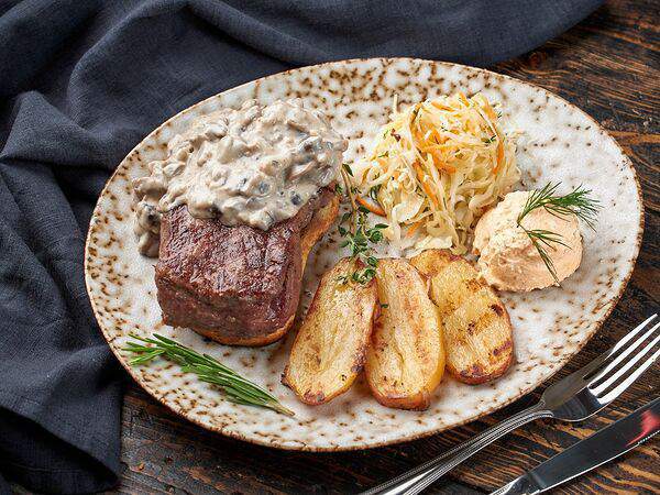 Югославия гриль - Стейк Дунав под соусом из шампиньонов