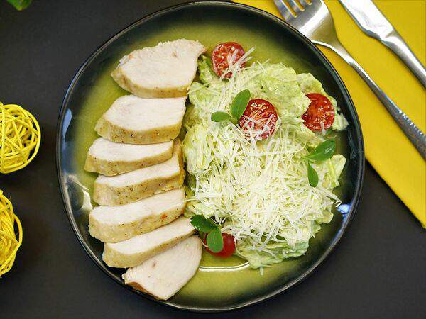 Yellow Cafe - Стейк из индейки с салатом Цезарь