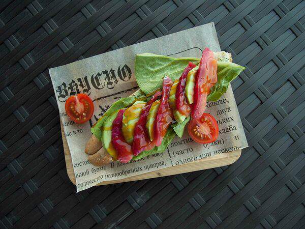 Wooden - Брускетта с пряным лососем и пастой из сыра и авокадо