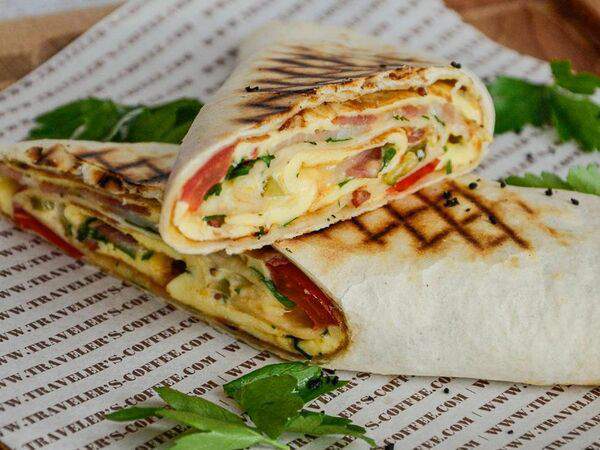 Traveler's coffee - Ролл с омлетом и беконом