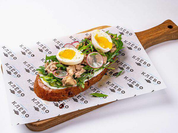 Клево - Брускетта с печенью трески, руколой и яйцом