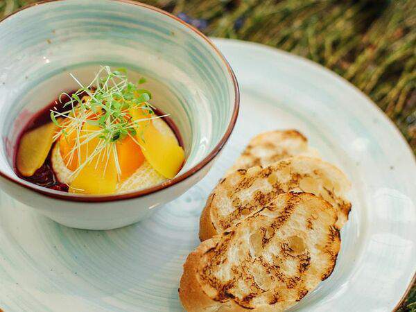 Лето на поляне - Фермерский бри с хурмой и хрустящими тостам