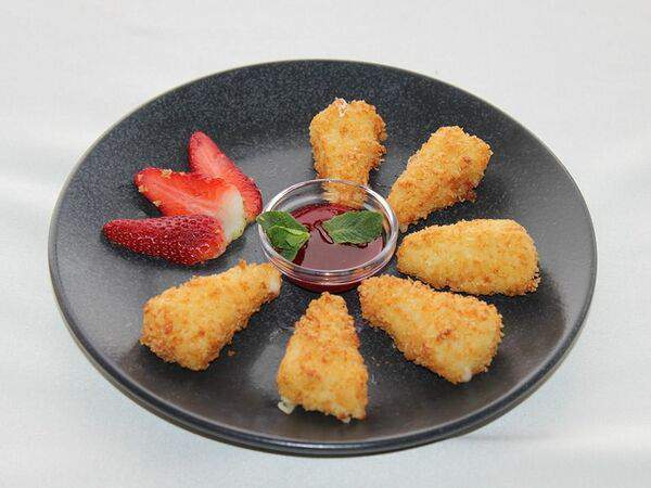 Каравелла - Жареный сулугуни с ягодным соусом