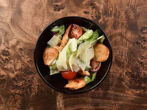 Смокерная BBQ - Цезарь с куриным филе на гриле