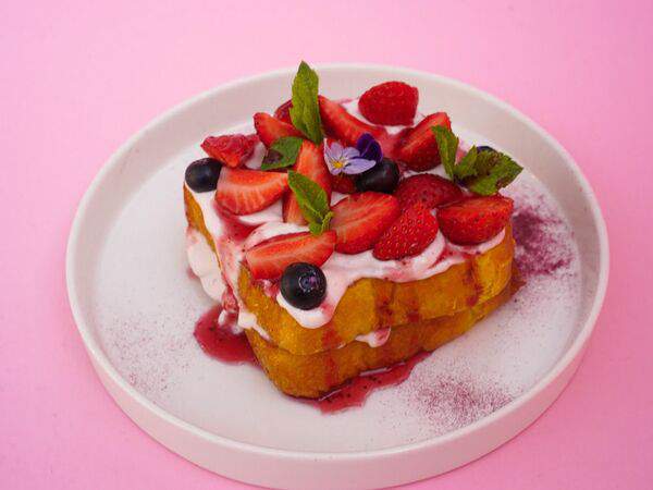 Sisters Coffee & Wine - Бриошь с клубникой и сливочным кремом