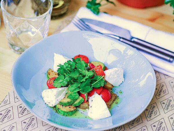 Сыроварня - Салат с печеными овощами и Моцареллой