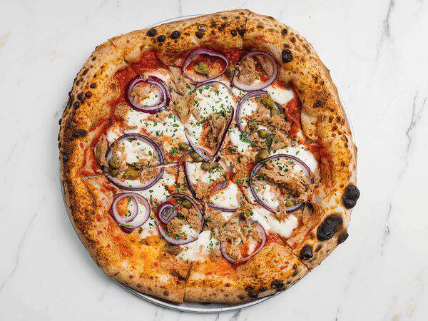 R14 - Пицца с тунцом, красным луком и каперсами