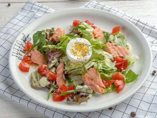 Tutto Bene - Салат с лососем горячего копчения