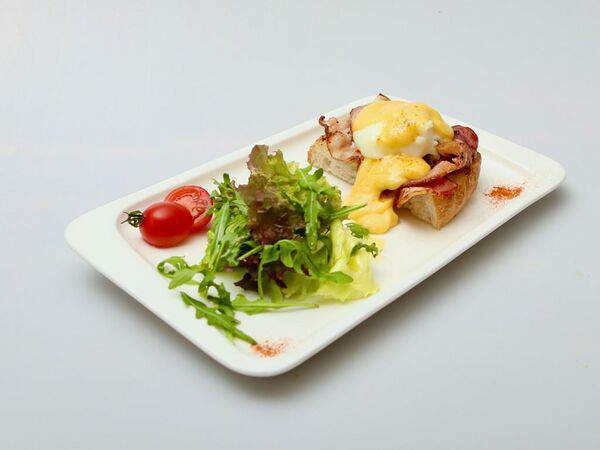 Barelli - Яйцо Бенедикт с жареным беконом