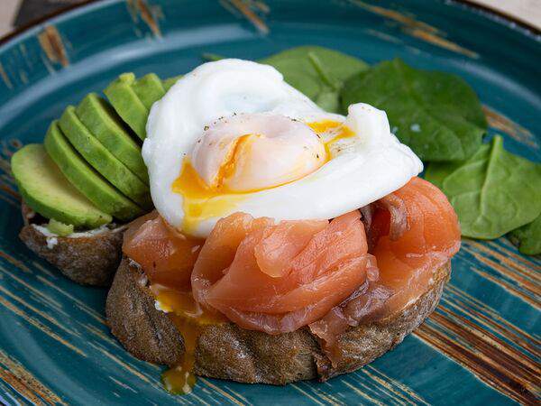 RingoBells - Тост с лососем, авокадо и яйцом пашот