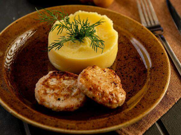 Поющий Лосось - Домашние котлетки из индейки с пюре