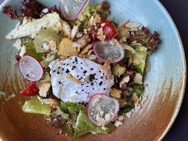 Ресторан Амо - Салат с бужениной и яйцом пашот