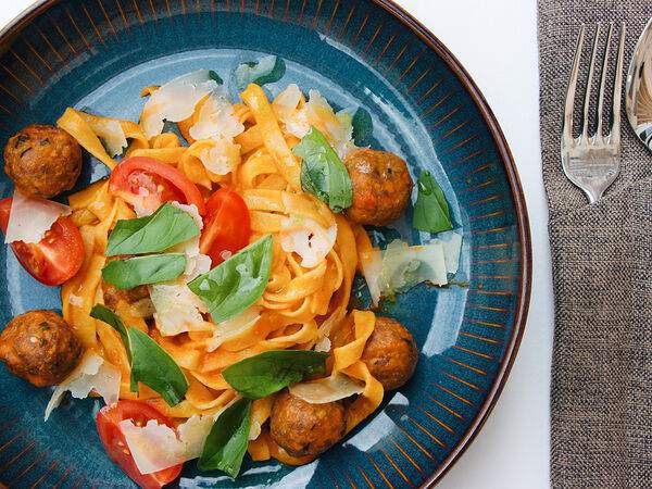 Гнездо - Тальятелле с томатным соусом и митболами