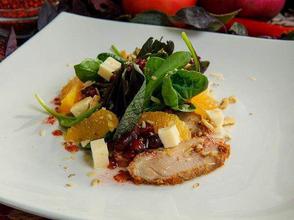 Кафе Отдых - Салат с утиной грудкой, апельсинами и грецким орехом