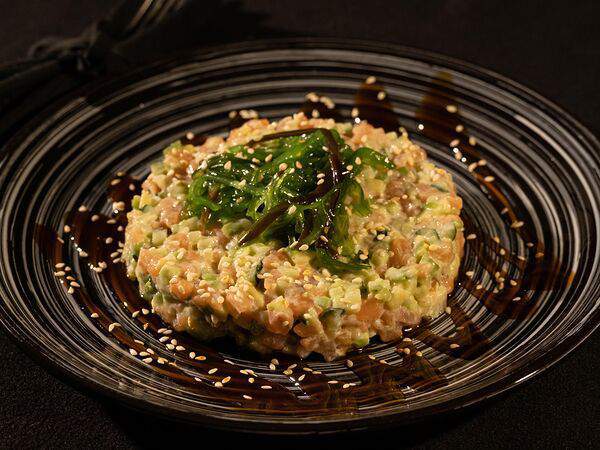 Нормальный Бар - Тар-тар из лосося слабой соли с огурцом и авокадо