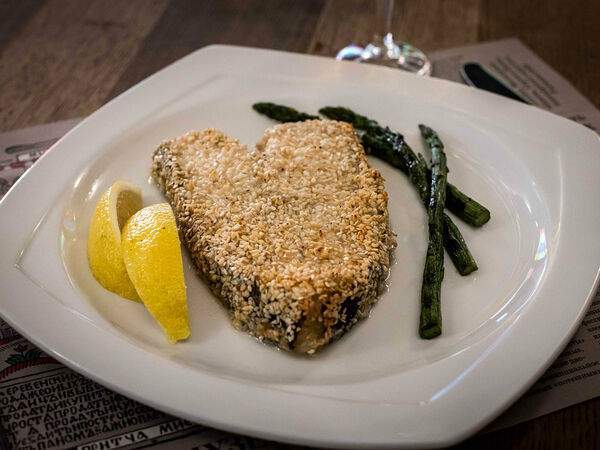 Гостевая изба - Отруб палтуса, запечённый на гриле с кунжутом и спаржей