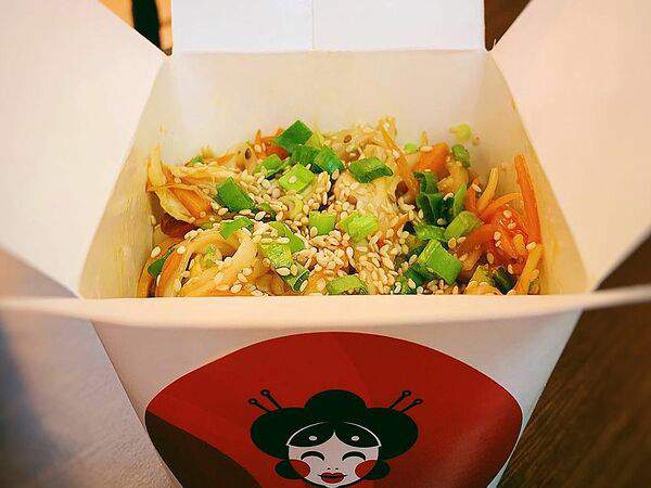 СушиСет - Удон с овощами и соусом