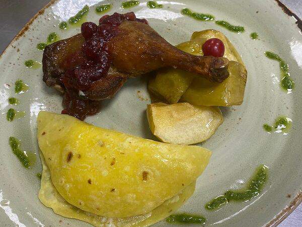 Печь & изюм - Утиная ножка с запеченными яблоками и клюквенным соусом