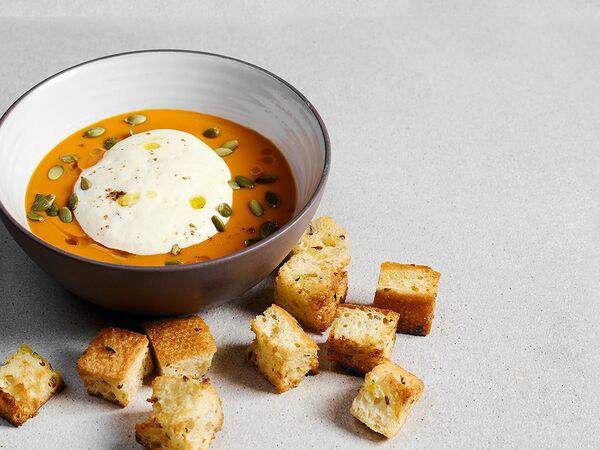 Luka Pizza - Крем-суп из тыквы со сливочным муссом из пармезана