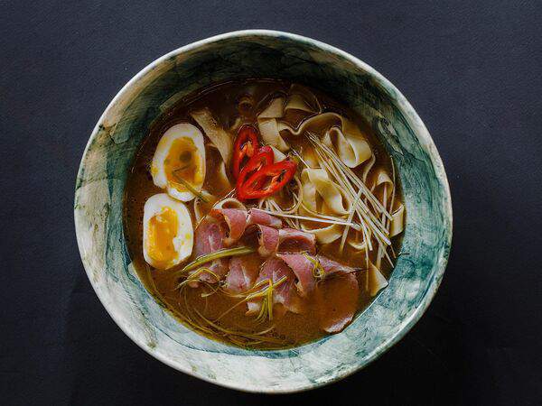 Мясной ресторан Скотина - Кубанский рамен с луком порей, имбирем и свининой