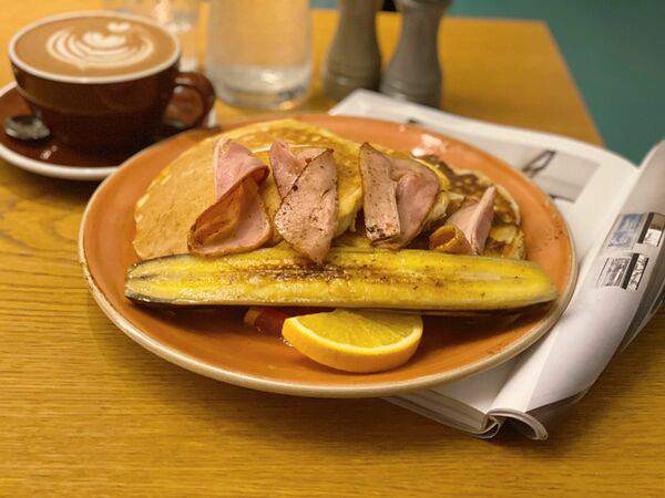 Кафе К16 - Канадские панкейки с беконом, бананом и кленовым сиропом