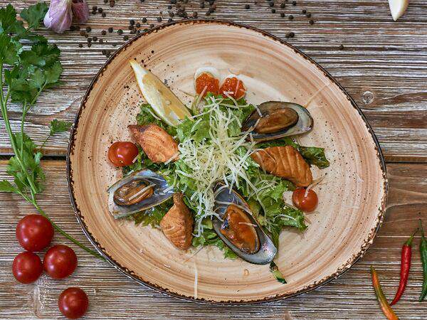 Saperavi - Тёплый салат с семгой и мидиями