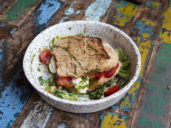 Coffee Room - Сэндвич с томатами, сыром моцарелла и соусом песто