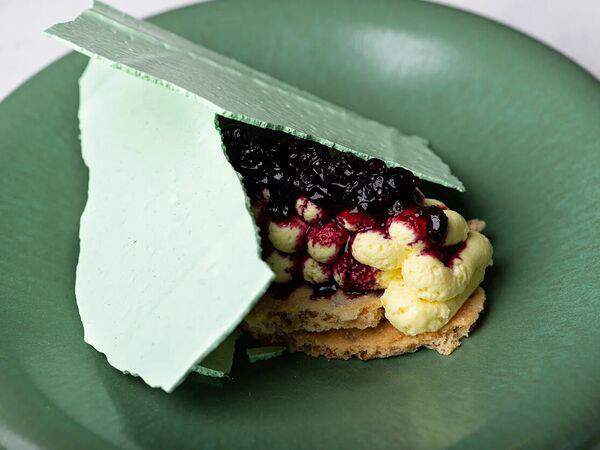 Red wall - Соленое печенье, сливочно-сырный крем и черная смородина