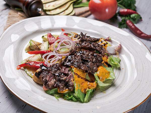 Шеннон - Гриль-салат со стейком мясника